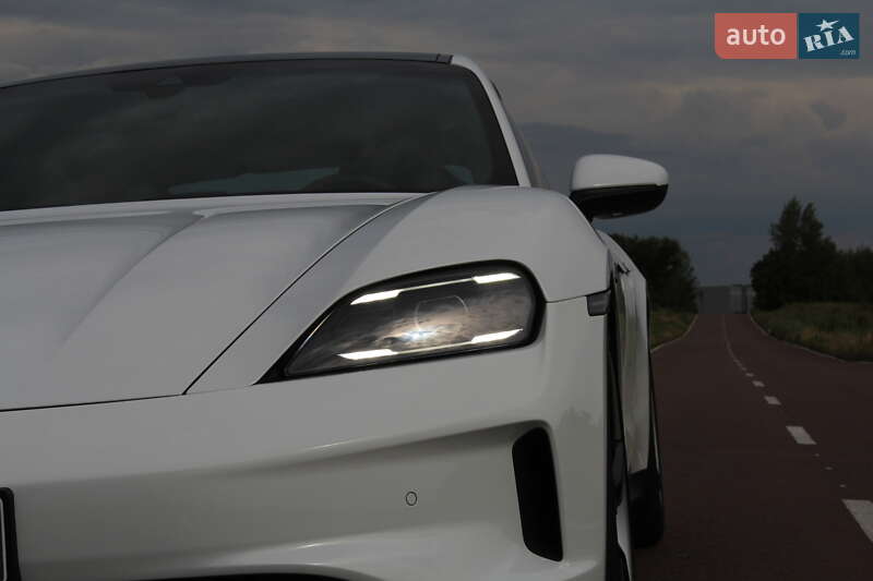 Седан Porsche Taycan 2025 в Киеве