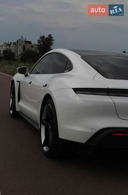 Седан Porsche Taycan 2025 в 