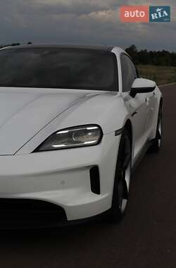 Седан Porsche Taycan 2025 в 