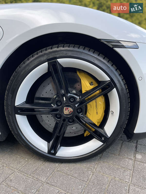 Седан Porsche Taycan 2020 в Львове