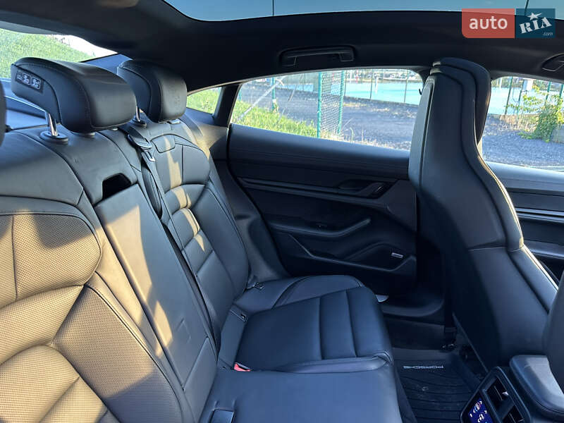 Седан Porsche Taycan 2020 в Львове