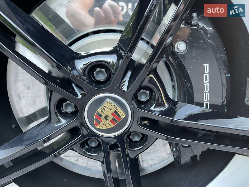 Седан Porsche Taycan 2021 в Ровно