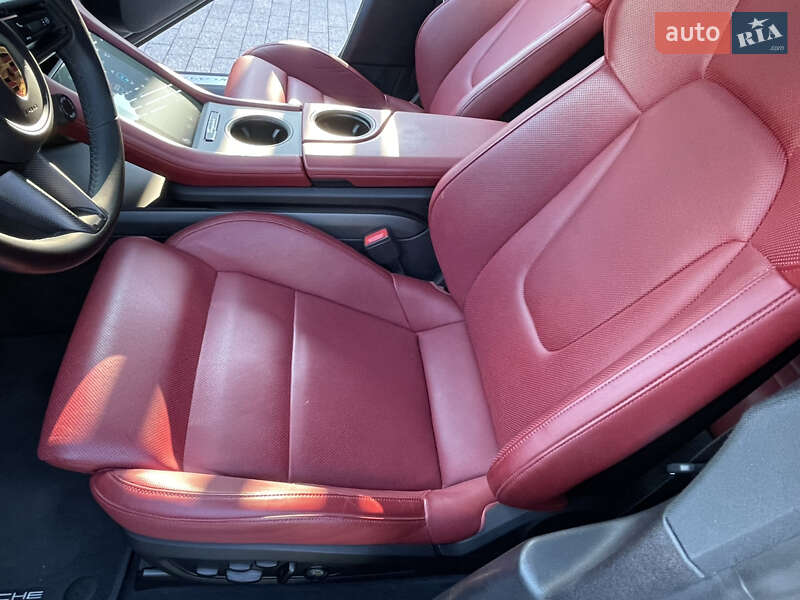 Седан Porsche Taycan 2021 в Ровно