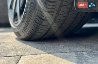 Седан Porsche Taycan 2021 в 