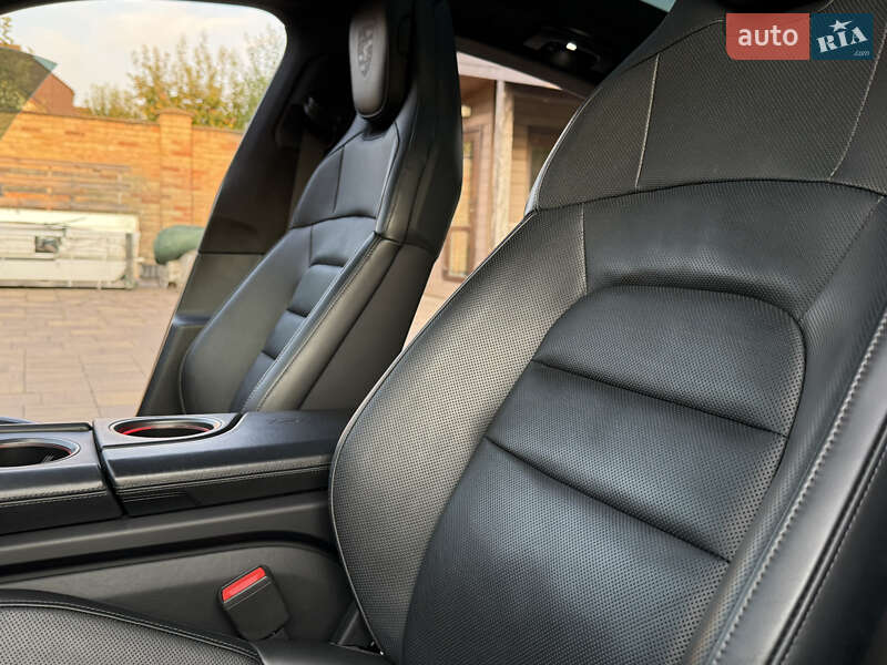 Седан Porsche Taycan 2020 в Рівному