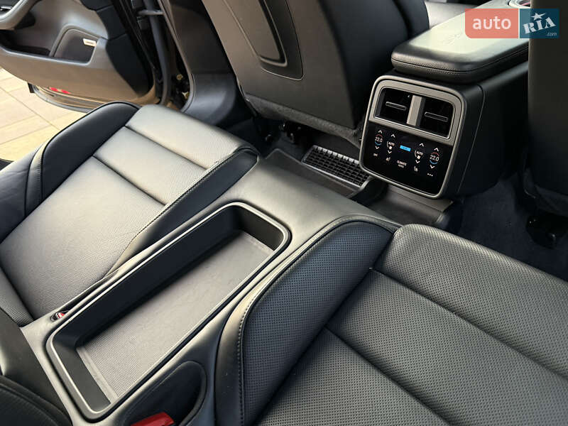 Седан Porsche Taycan 2020 в Рівному
