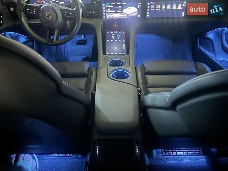 Седан Porsche Taycan 2020 в Киеве