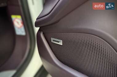 Седан Porsche Taycan 2021 в 