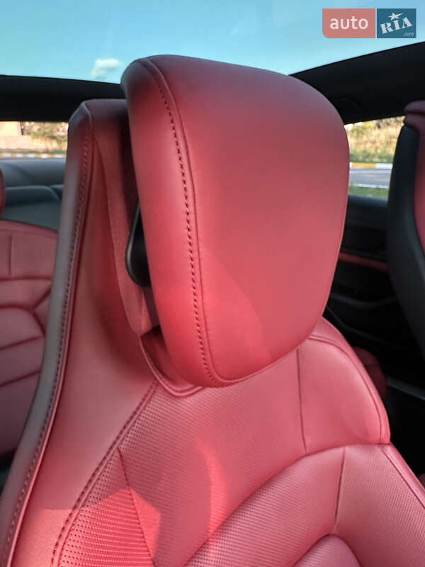 Седан Porsche Taycan 2022 в Киеве