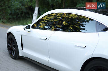 Седан Porsche Taycan 2021 в 