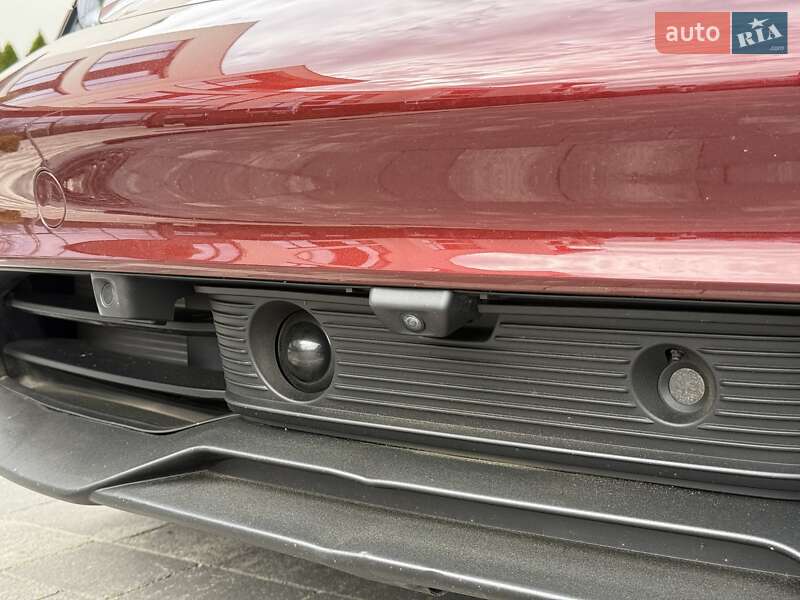 Седан Porsche Taycan 2023 в Ужгороде