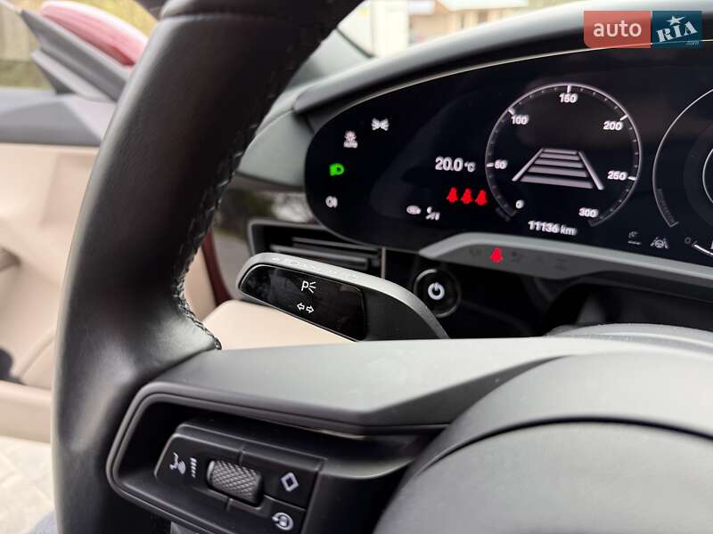 Седан Porsche Taycan 2023 в Ужгороде