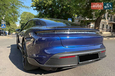 Седан Porsche Taycan 2023 в 