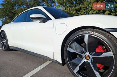 Седан Porsche Taycan 2020 в 