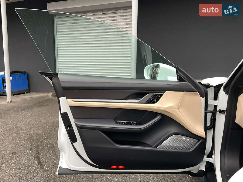 Седан Porsche Taycan 2020 в Киеве