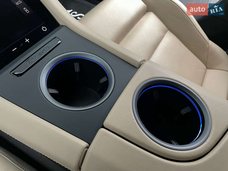 Седан Porsche Taycan 2020 в Киеве