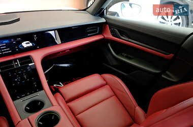 Седан Porsche Taycan 2022 в 