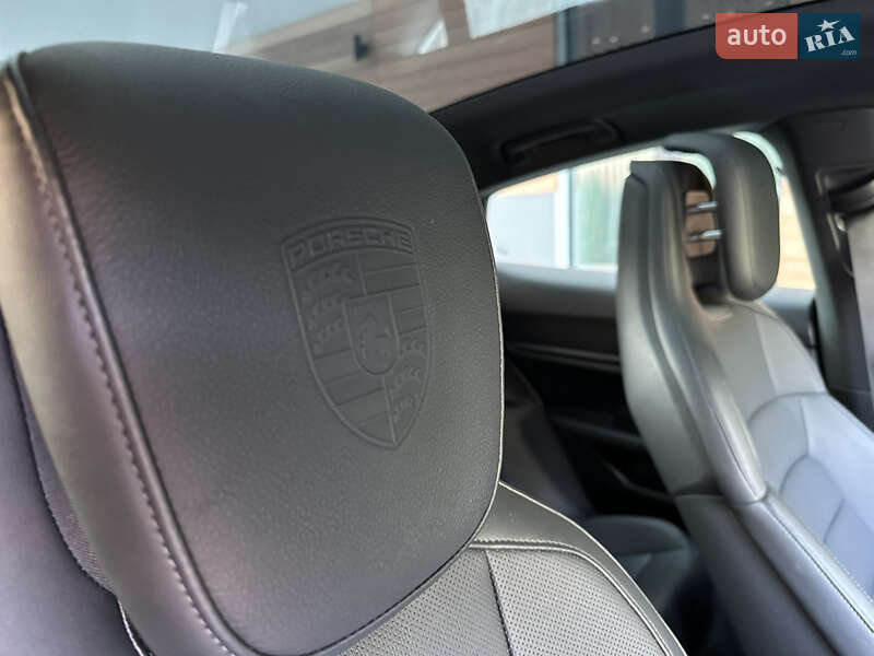 Седан Porsche Taycan 2020 в Виннице