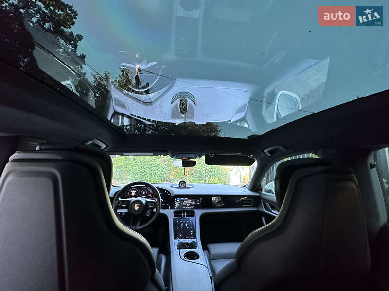 Седан Porsche Taycan 2020 в Виннице