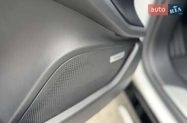 Седан Porsche Taycan 2020 в 