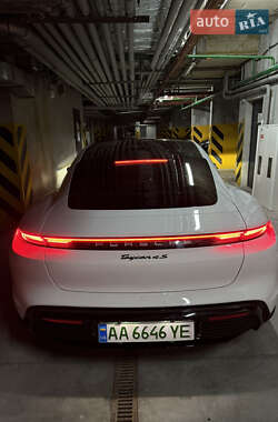 Седан Porsche Taycan 2020 в 