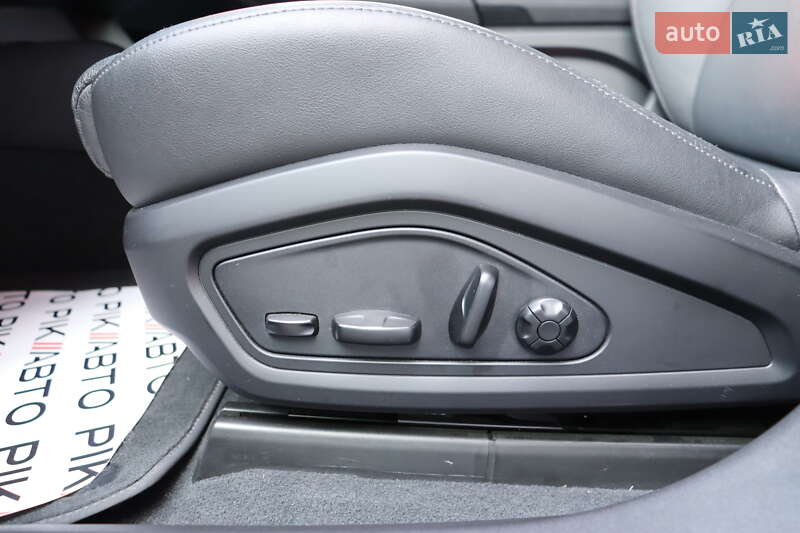 Седан Porsche Taycan 2021 в Львове