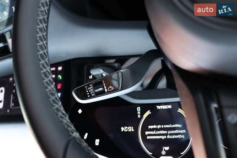 Седан Porsche Taycan 2021 в Львове