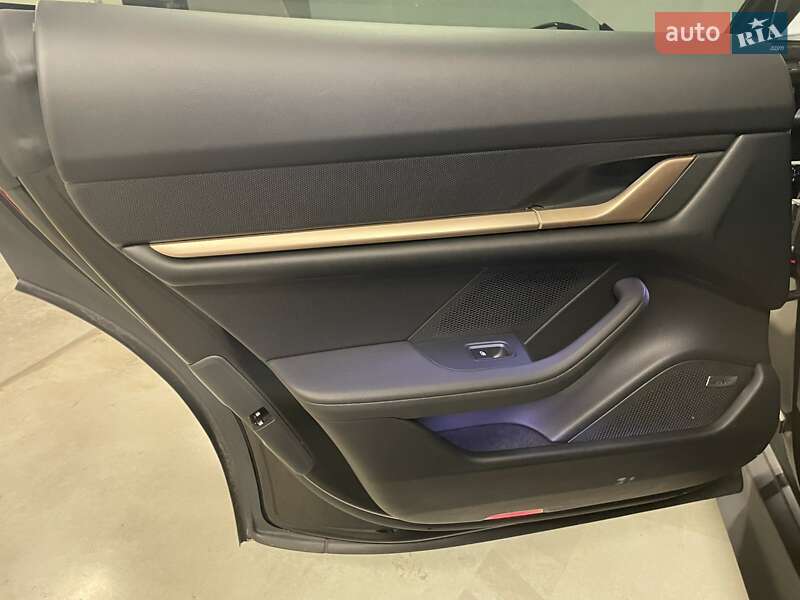 Седан Porsche Taycan 2023 в Киеве