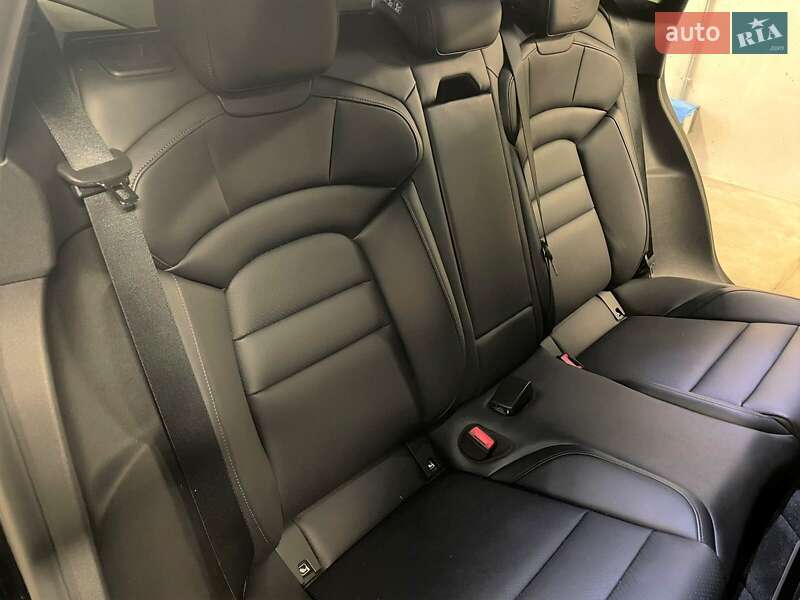 Седан Porsche Taycan 2023 в Киеве
