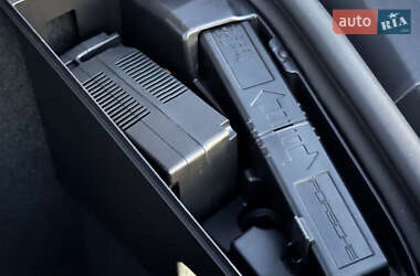 Седан Porsche Taycan 2021 в Киеве