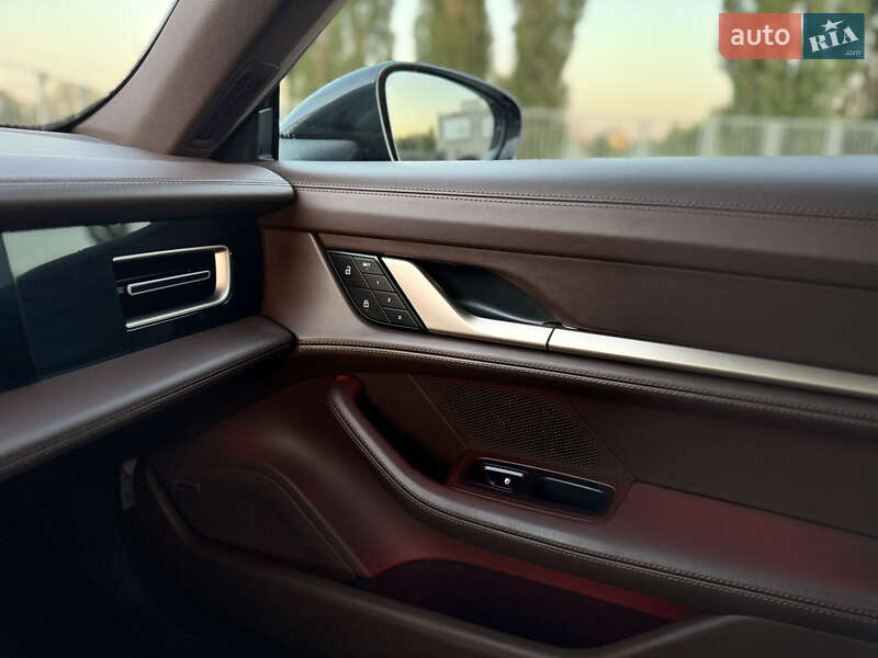 Седан Porsche Taycan 2022 в Киеве