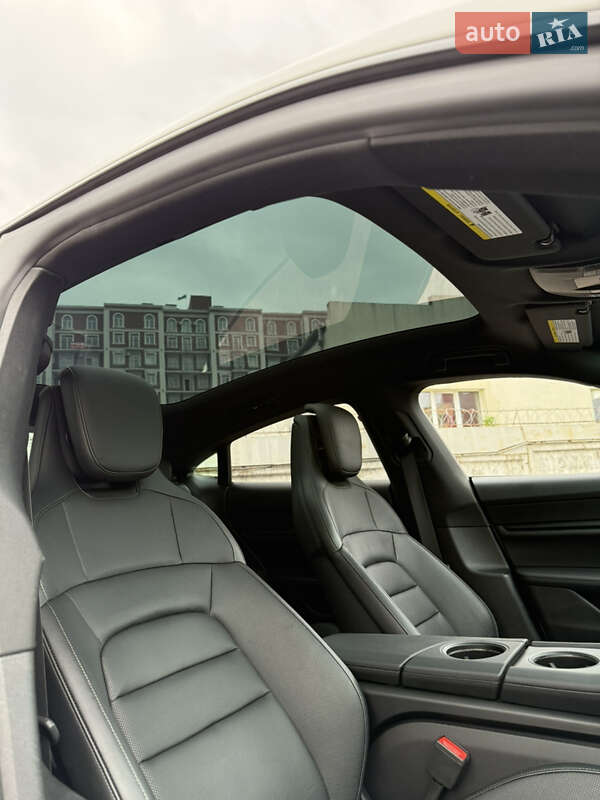 Седан Porsche Taycan 2020 в Луцке