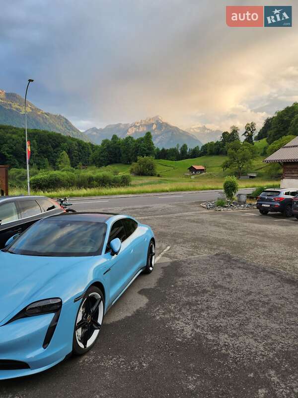 Седан Porsche Taycan 2020 в Киеве