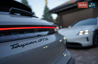 Седан Porsche Taycan 2022 в 