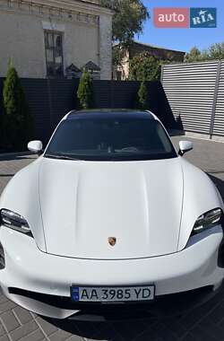 Седан Porsche Taycan 2023 в 
