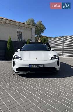 Седан Porsche Taycan 2023 в 