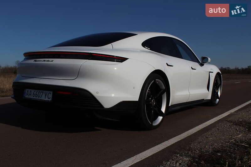 Седан Porsche Taycan 2020 в Києві