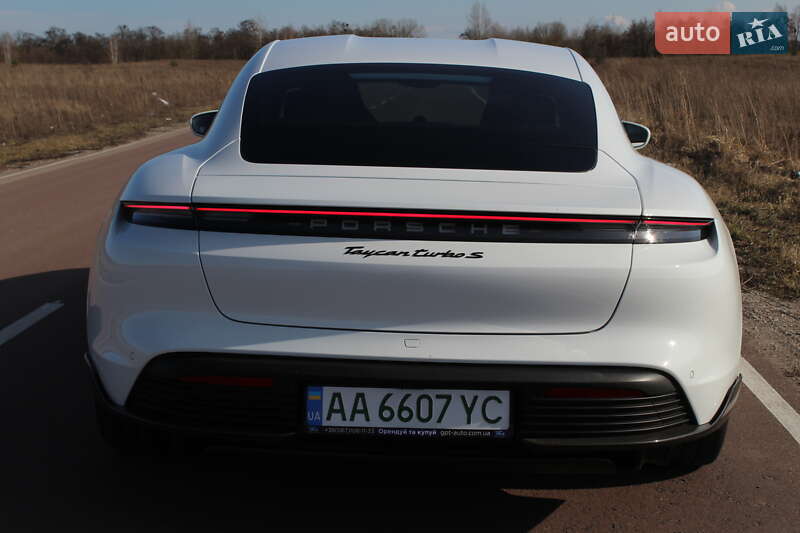 Седан Porsche Taycan 2020 в Києві