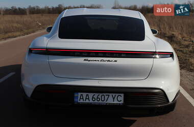 Седан Porsche Taycan 2020 в 