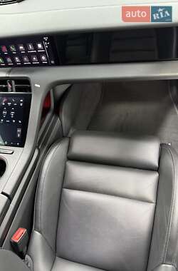 Седан Porsche Taycan 2021 в 