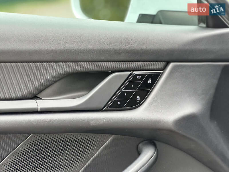 Седан Porsche Taycan 2021 в Києві