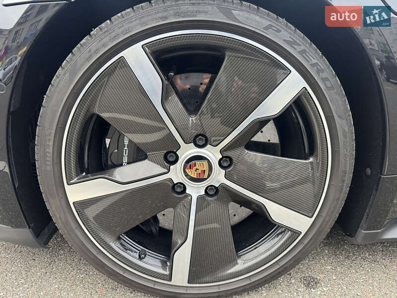 Седан Porsche Taycan 2020 в Києві