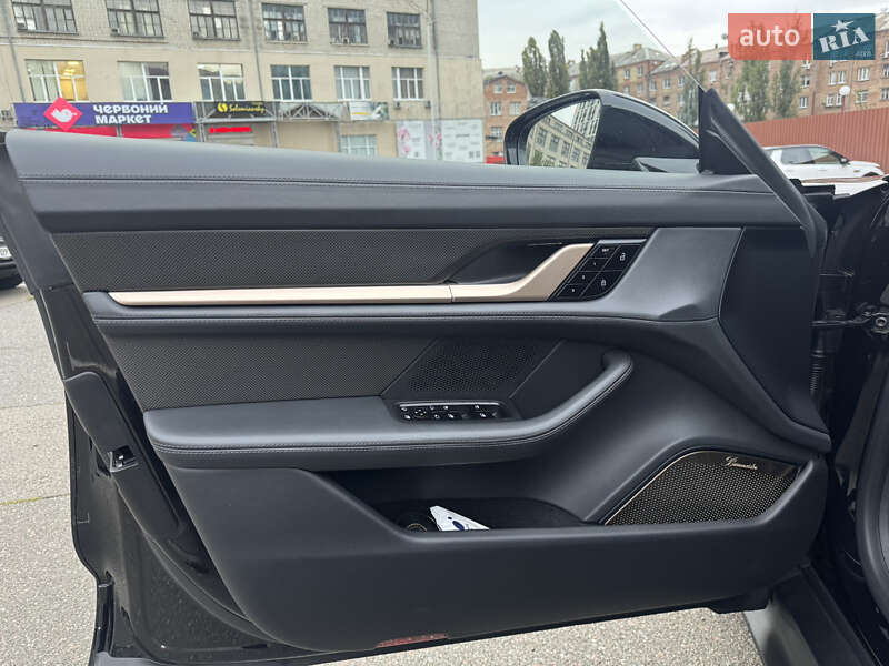 Седан Porsche Taycan 2020 в Києві