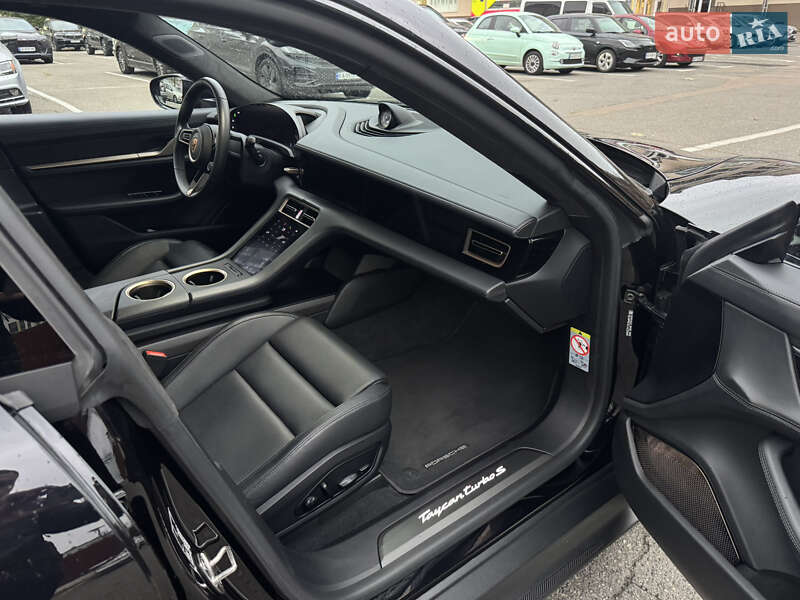 Седан Porsche Taycan 2020 в Києві
