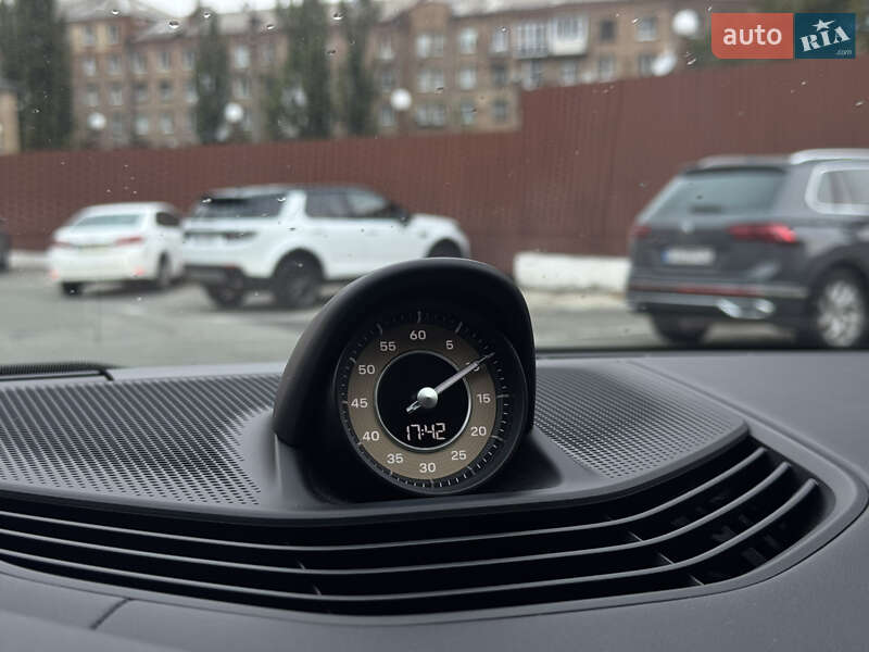Седан Porsche Taycan 2020 в Києві