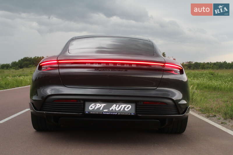 Седан Porsche Taycan 2020 в Києві