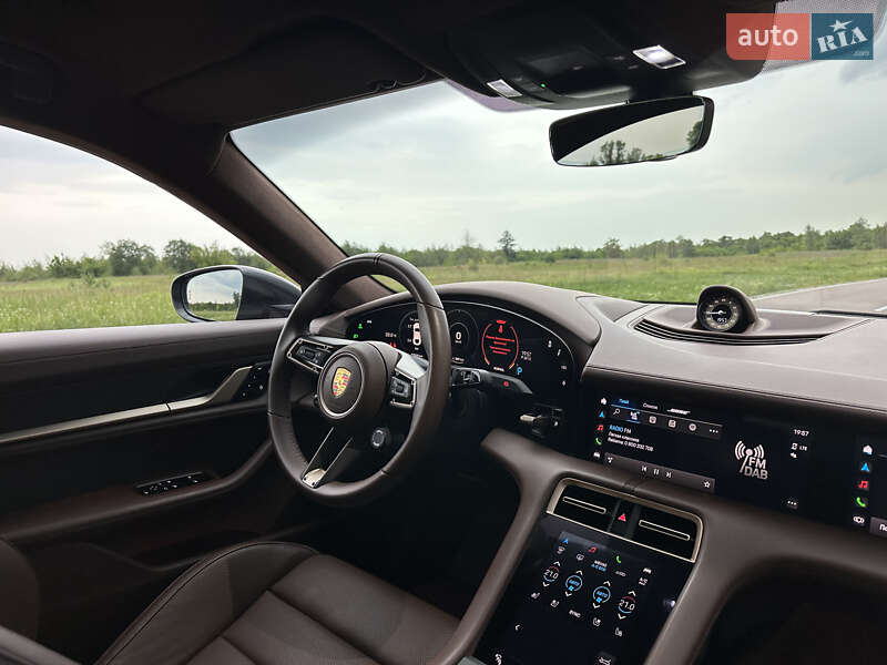 Седан Porsche Taycan 2020 в Києві