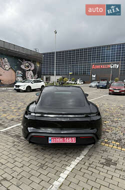 Седан Porsche Taycan 2021 в 