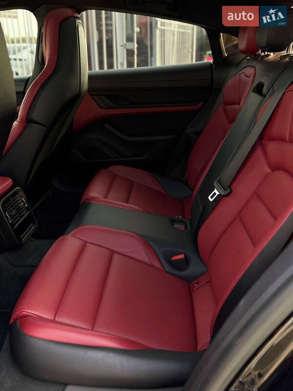 Седан Porsche Taycan 2021 в Киеве