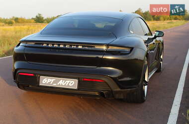Седан Porsche Taycan 2021 в 